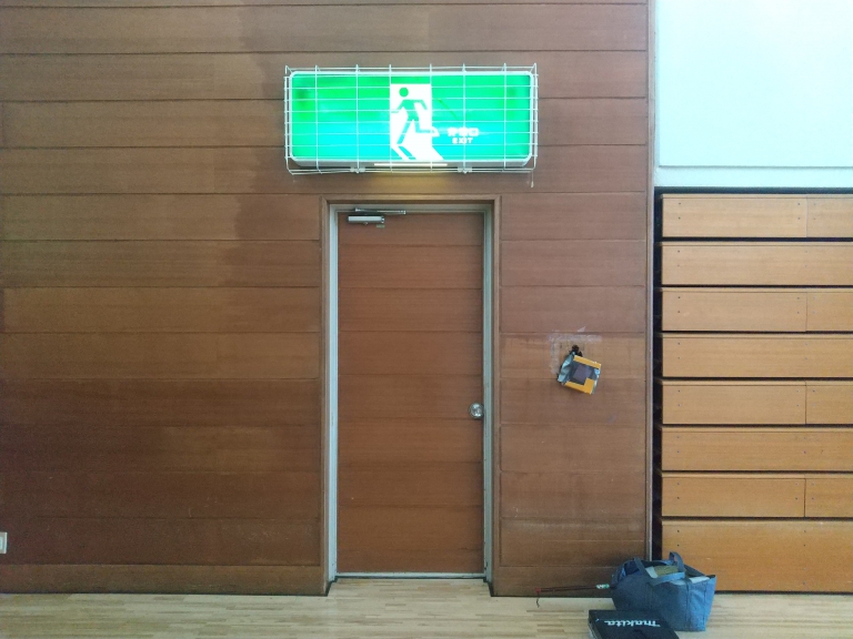 体育館のドア修理